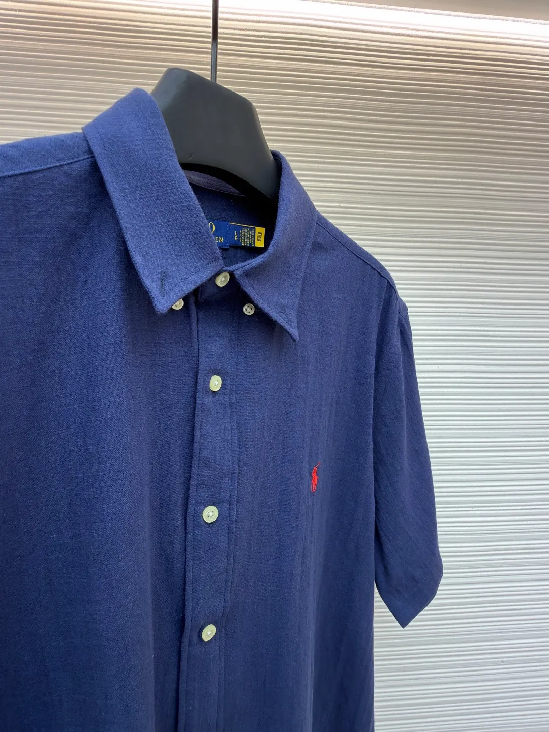 Ralph Lauren logo embroidered short-sleeved shirt ●Original version: Purchased and developed at 1590 ●Item number: 1682558-A20 ●Material: Linen cotton plain fabric ●Technology: Side-turned embedded stitching ●Color: Navy blue ●Version: Fitted version ●Weight: about 180 grams ●Size: S-M-L-XL ●Description: Selected high-quality linen cotton plain fabric with natural texture and breathability, tight and smooth Comfortable and close to the skin. Elegantly presented with a touch of deep black. The iconic red pony embroidery is like a smart musical note dancing on the black canvas. Simple but highly recognizable. The clever design of the outer I-shaped pleated split back yoke adds a sense of agility and elegance. The minimalist shape contains the soul of fashion. Imported machine embroidery technology is used. Advanced computer control systems and sophisticated mechanical components are used to achieve the iconic pony embroidery operation with high precision. The lines are smooth and delicate, using the side-turning and embedded stitching process. It is smooth and tidy. The whole fabric has been carefully washed. It has a better hand feel and texture. It is not easy to deform, shrink or fade, and maintains long-term beauty. The overall wiring is straight and delicate, the fabric is comfortable and soft, and the color is consistent without color difference. It can be matched with the same style to create a fashionable look and control various occasions. Customized accessories, complete with three standards, same style for men and women!
